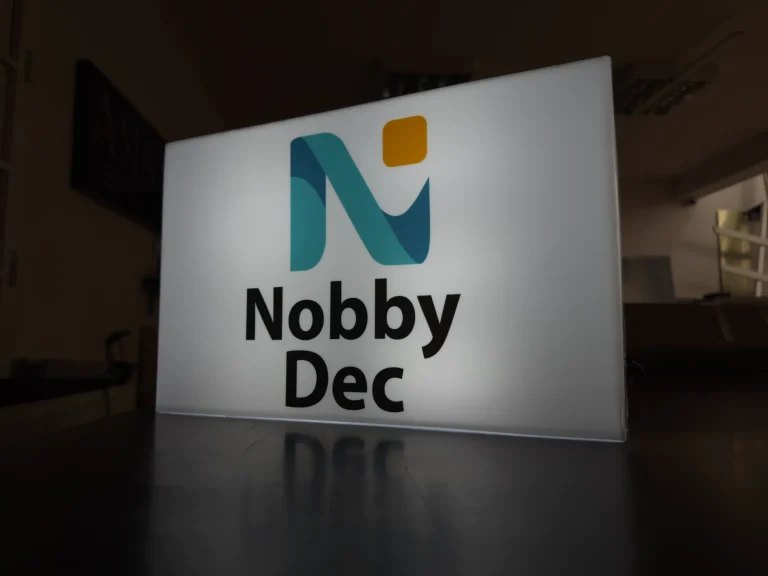 LED-Leuchtkasten aus Aluminiumprofil mit NobbyDec Logo