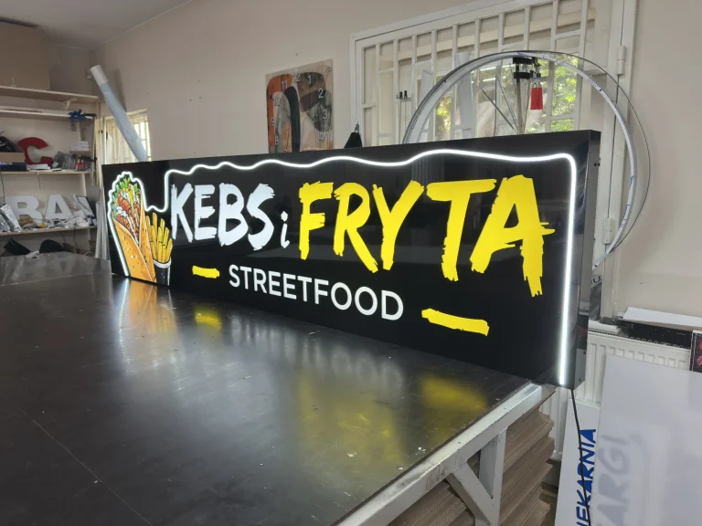 Schwarzer LED-Leuchtkasten aus Aluminiumprofil für Streetfood