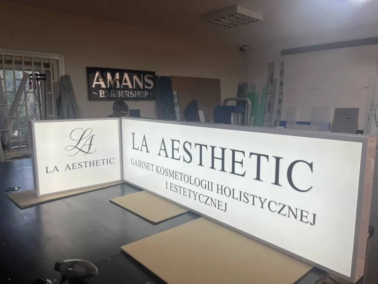 LED-Leuchtkasten aus Aluminiumprofil für Kosmetikstudio