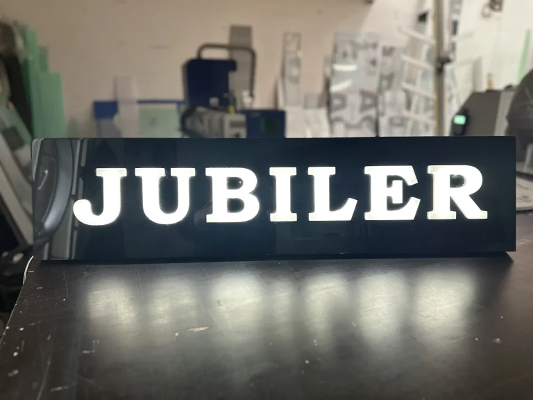 LED-Leuchtkasten aus Aluminiumprofil für Juwelier