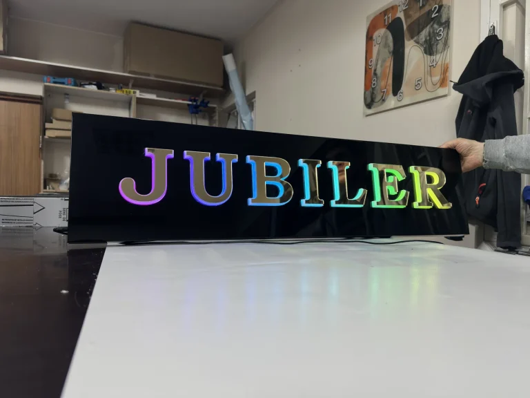 LED-Leuchtkasten aus Aluminiumprofil mit Juwelier-Logo