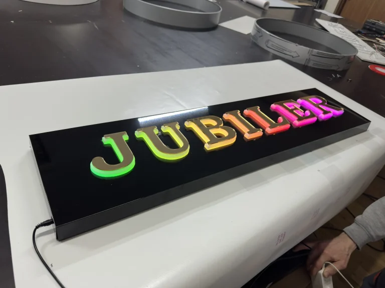 LED-Leuchtkasten aus Aluminiumprofil mit farbigen Buchstaben