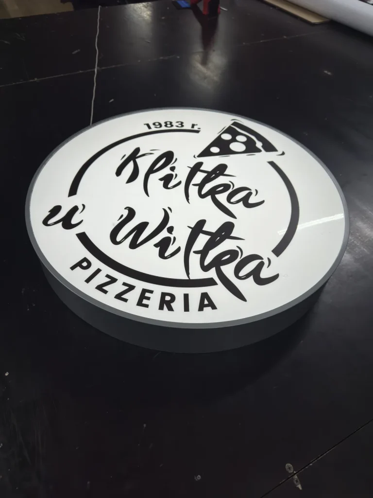 Runder Leuchtkasten für Pizzeria mit schwarz-weißem Logo