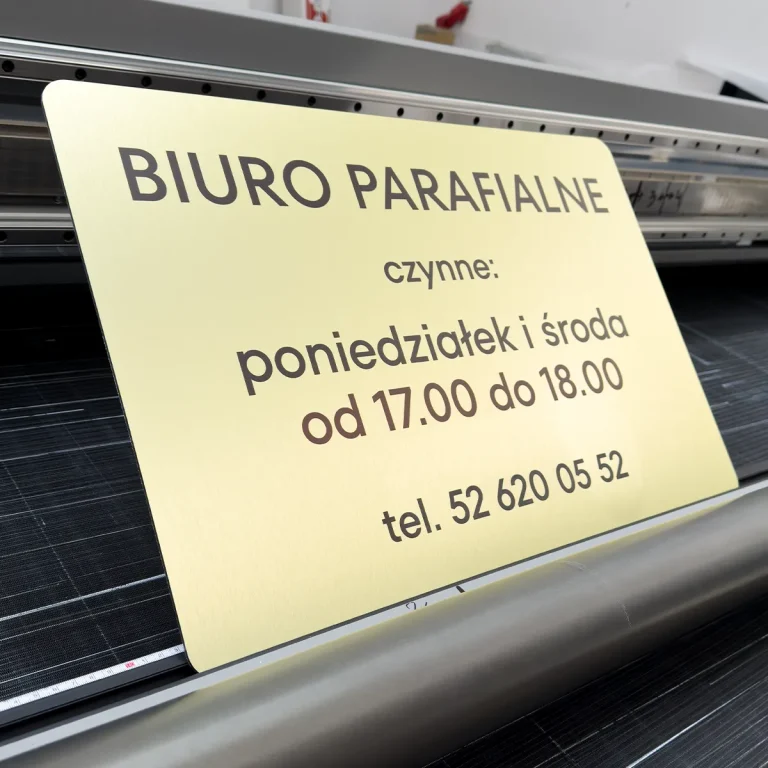 UV-Druck auf Dibond Schild für Pfarrbüro mit Öffnungszeiten