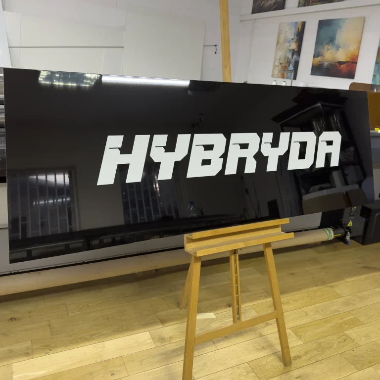 UV-Druck auf Dibond Schild mit HYBRYDA Schriftzug