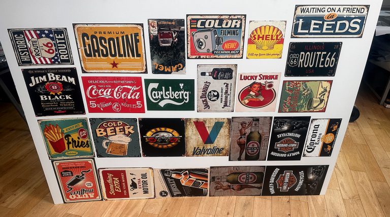 UV-Druck auf PVC mit Retro-Schildern als Wanddeko