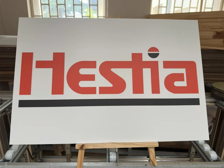 UV-Druck auf PVC für Hestia-Firmenschild