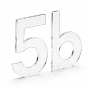 Transparente Acrylglas-Buchstaben an der Ladenwand als Einzelbuchstaben ohne Beleuchtung