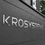 Gefräste Buchstaben aus Acrylglas in Silber-Spiegeloptik im Empfangsbereich, ohne Beleuchtung
