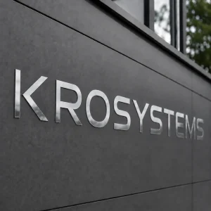 Gefräste Buchstaben aus Acrylglas in Silber-Spiegeloptik im Empfangsbereich, ohne Beleuchtung