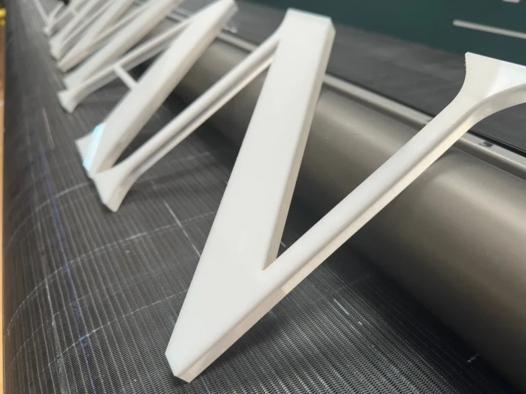 Weißer 3D-Acrylbuchstabe aus mehreren Schichten ohne Beleuchtung