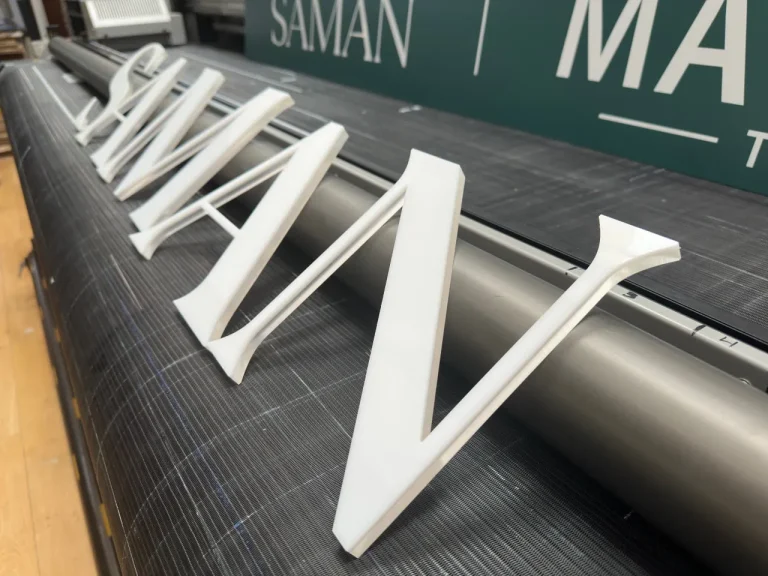 Mehrschichtige weiße 3D-Acrylbuchstaben für Firmenbeschriftungen