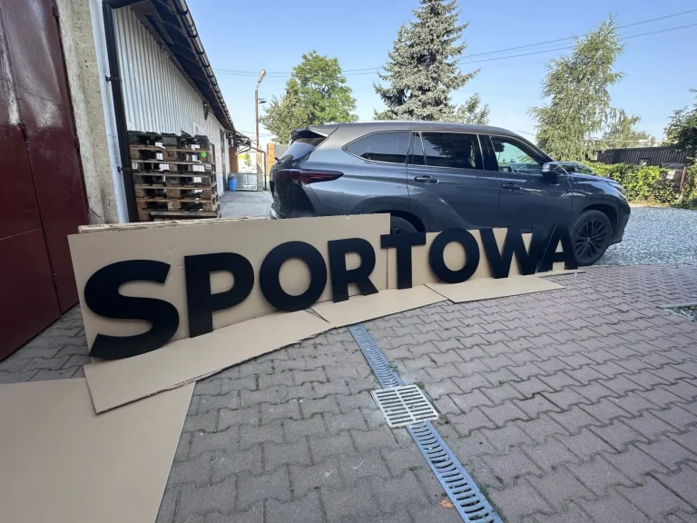 Schwarze 3D-Acrylbuchstaben SPORTOWA ohne Beleuchtung
