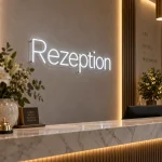 Neon-Schriftzug nach Maß „Rezeption“ in Weiß für Empfang und Hotel