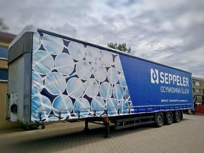 Bedruckte LKW-Plane mit Firmenlogo – mobile Außenwerbung