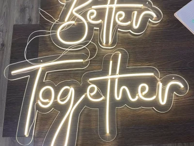 Warmweißer LED-Neon-Schriftzug "Better Together" für Hochzeit und Events.