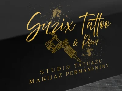 Schwarzes Schild Guzix Tattoo & PMU mit goldener Schrift und Tattoo-Maschine