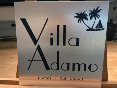 Dibond-Werbetafel Villa Adamo, Palmenmotiv, gebürstetes Aluminium