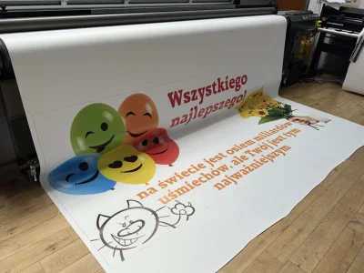 Farbiger Bannerdruck mit Ballons und fröhlichem Grußmotiv auf weißem Hintergrund