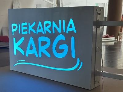Werbeschild Piekarnia Kargi mit UV-Druck und blauer Schrift