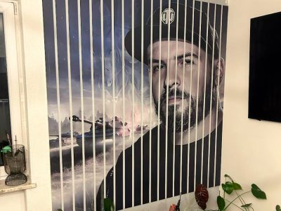 PVC-Lamellen mit realistischem Porträt eines Mannes an der Wand im Innenraum