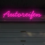 led-schriftzug-autoreifen-rosa 1