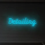 led-schriftzug-detailing-blau 1