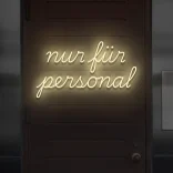 led-schriftzug-nur-fuer-personal-beige 1