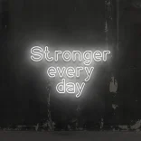 led-schriftzug-stronger-every-day-weiss 1