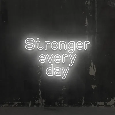 led-schriftzug-stronger-every-day-weiss 1