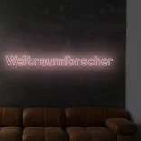 led-schriftzug-weltraumforscher-hellrosa 1