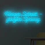 neon-schriftzuege-kleiner-schritt-grosser-sprung-blau 1