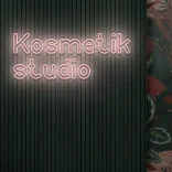 Neon schriftzuege Kosmetikstudio hellrosa 5