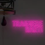 neon-schriftzug-trainiere-hart-rosa 1