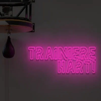 neon-schriftzug-trainiere-hart-rosa 1