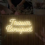 Neon schriftzug Traum Bouquet beige 1