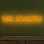 neon-schriftzug-wir-starten-orange 1