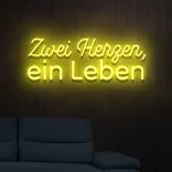neon-schriftzug-zwei-herzen-ein-leben-gelb 1