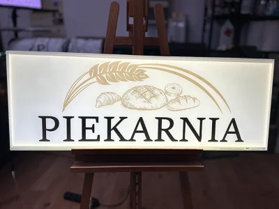 Bäckerei-Werbeschild Piekarnia mit Brotlogo und goldenen Ähren