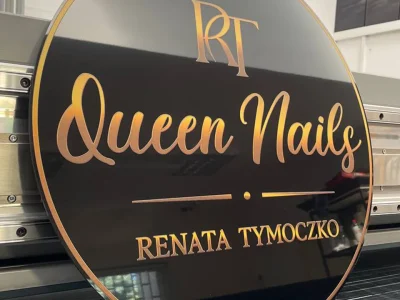 Rundes schwarzes Schild mit goldener Aufschrift Queen Nails