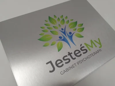 Tafeln und Schilder auf gebürstetem Dibond – elegante Aluminiumoptik