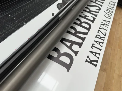 Tafeln und Schilder auf weißem Dibond – moderne Außenwerbung