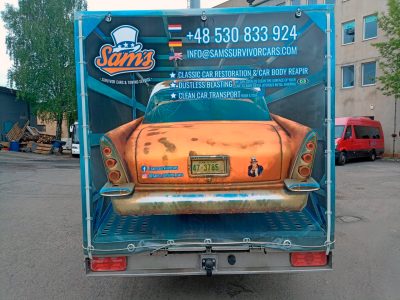 Fahrzeugplane mit UV-Druck eines Oldtimers und Kontaktdaten der Werkstat